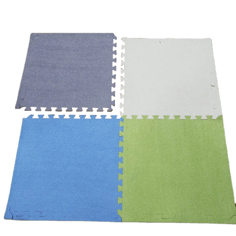 Piso entrelazado en espesado bebé que se arrastra el rompecabezas de rompecabezas