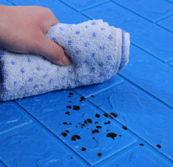 Limpieza de la pegatina de pared azul