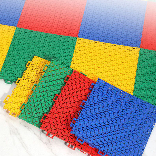 Alfombra de suelo de PP suspendida específica para jardín de infantes, cancha de baloncesto para exteriores, suelo suave impermeable para deportes al aire libre