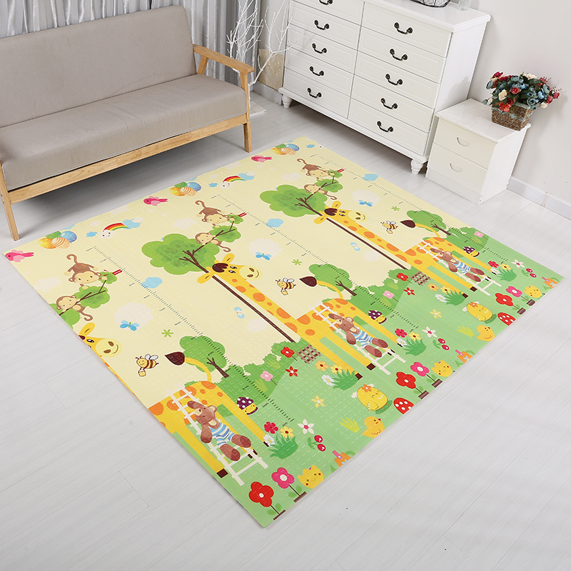 Colocaci&oacute;n ideal de la alfombra para beb&eacute;s XPE en una sala de estar